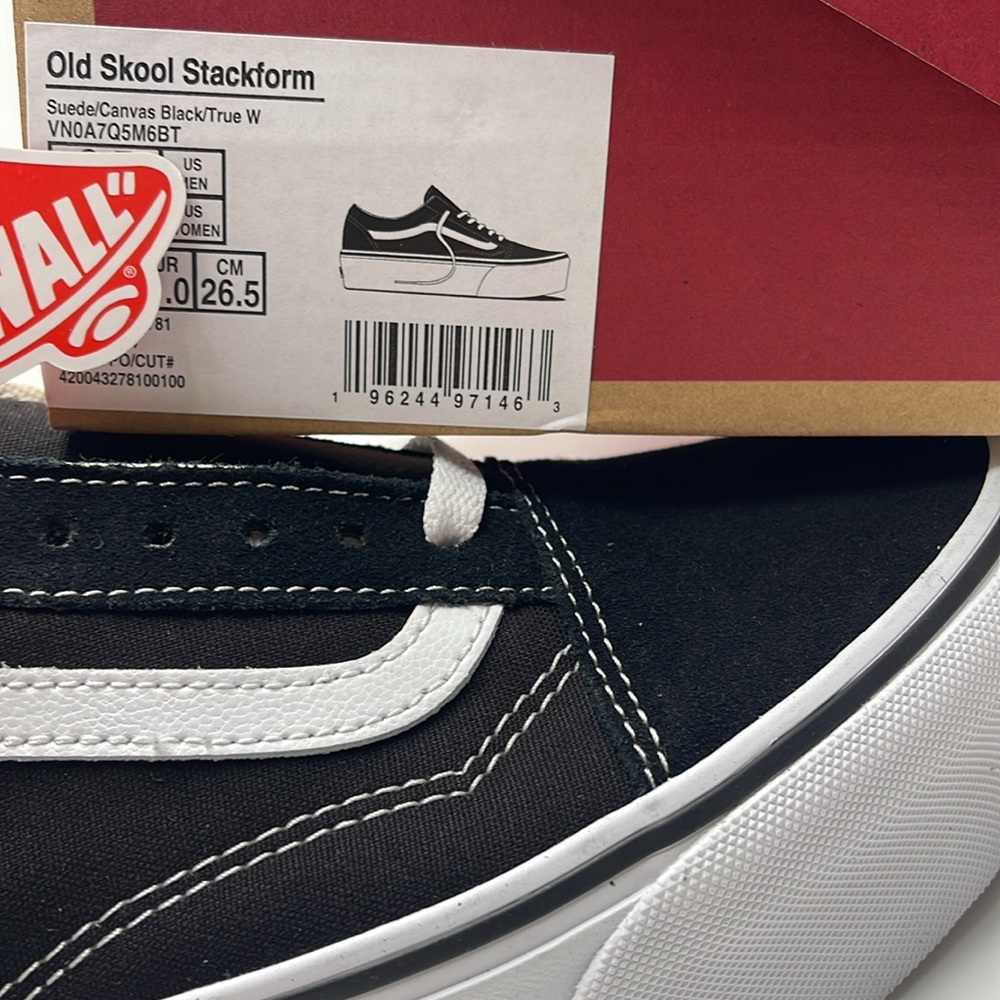 Vans Women’s Old Skool Stackform Suede/Canvas Black/True W
VN0A7Q5M6BT
Platforms - Picture 16 of 16